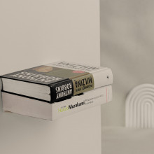 Knygų laikiklis "Invisible" knygos, knygų laikiklis, siena