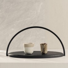 Juodas medinis padėklas su rankena "to your feet"