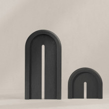 Juodas medinis padėkliukas papuošalams "kind of sticky"