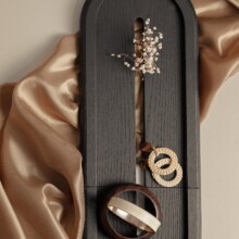 Juodas medinis padėkliukas papuošalams "kind of sticky"