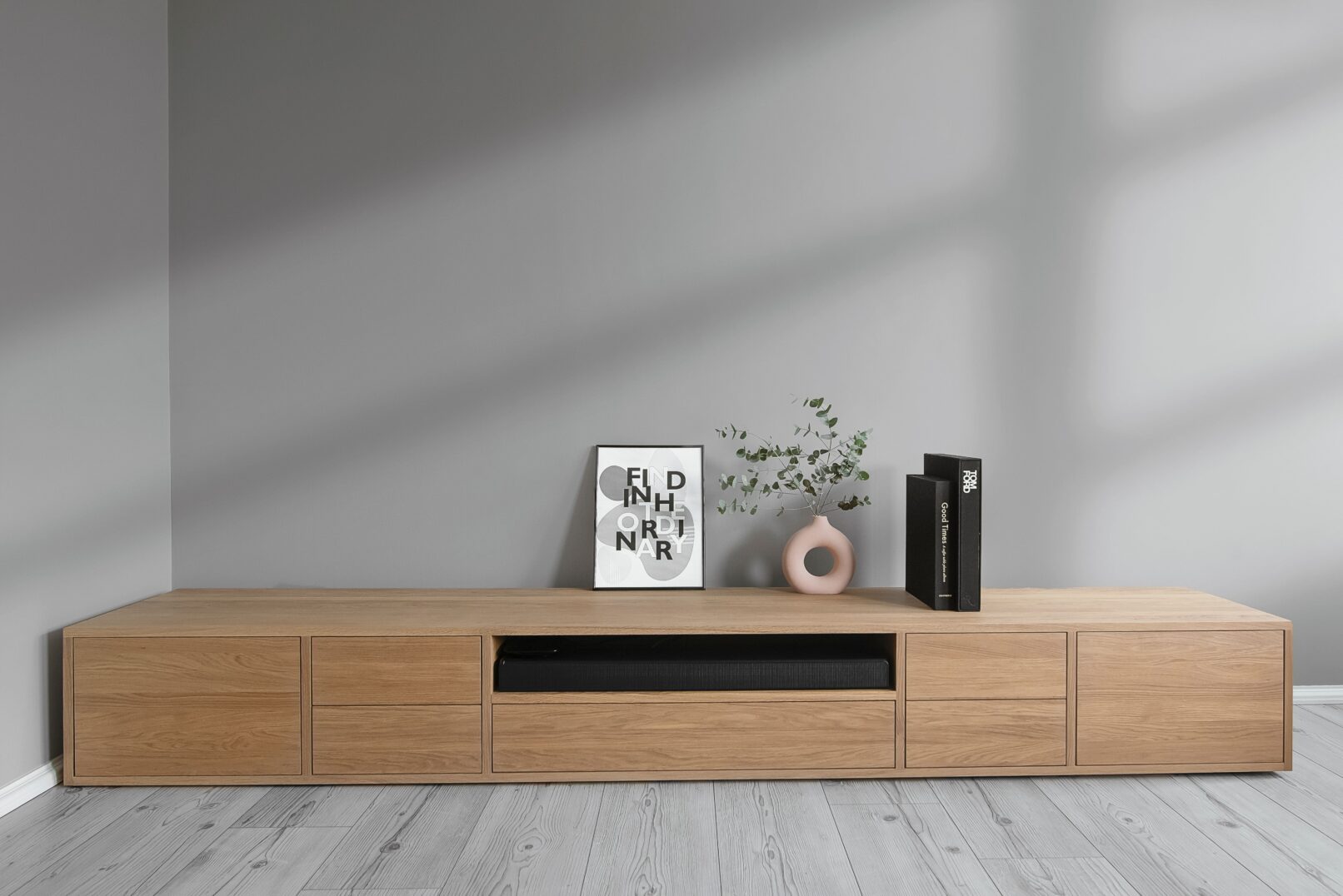 Komoda svetainėje, vazam knygos, rėmelis