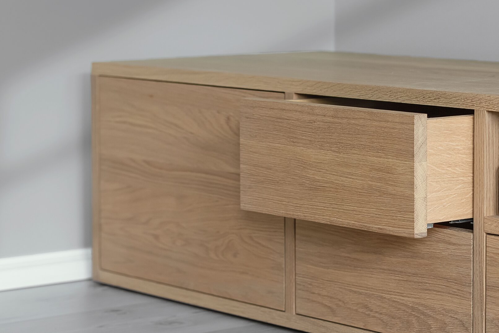 Komoda svetainėje, stalčiai