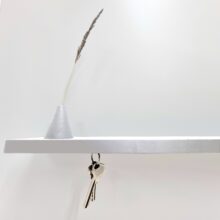 Balta lentyna, pakabinti raktai plunksa