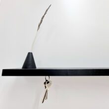 Lentyna, pakabinti raktai, plunksna