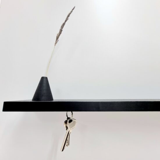 Lentyna, pakabinti raktai, plunksna