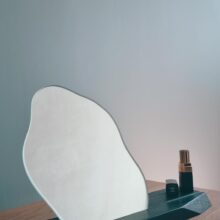 veidrodelis-marshmallow-juodas Veidrodėlis su stovu ir lūpdažiais ant stalo