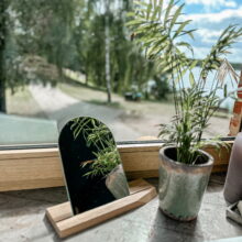 veidrodelis-namams-rainbow Veidrodėlis su stovu šalia lango