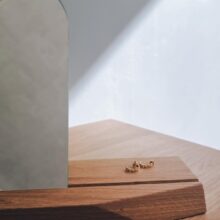 veidrodelis-rainbow-naturalus-medis Veidrodis su padėklu ir auskarais